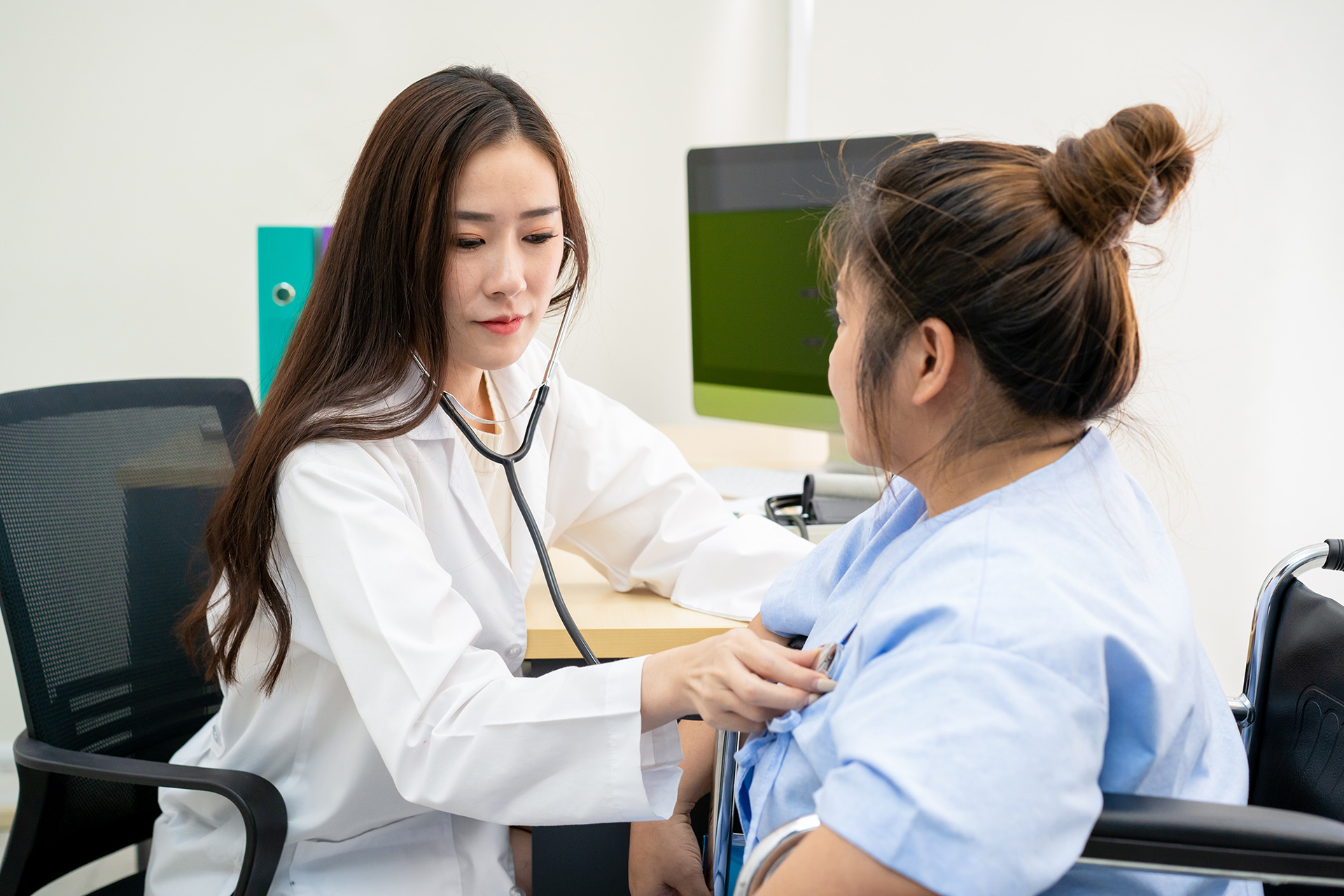 asian-woman-doctor-examining-on-fat-woman-in-hospital-close-up