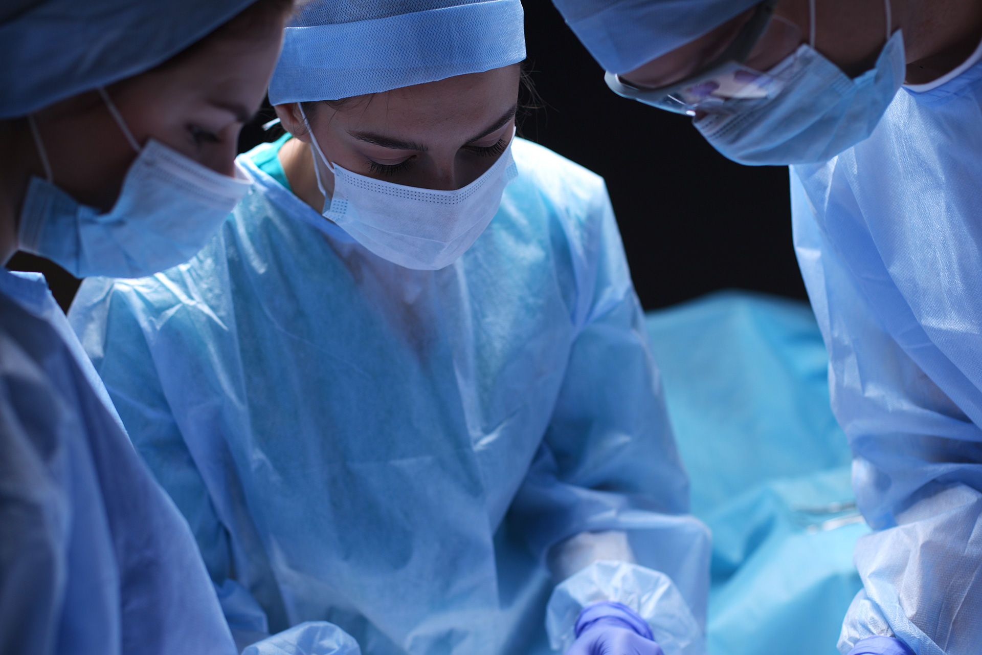 team-surgeon-at-work-in-operating-room